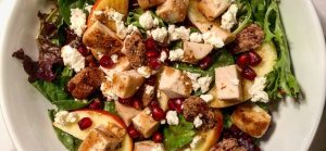 Салат із куркою, сиром і гранатом