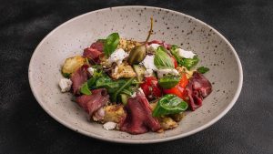 Салат із ростбіфом і шпинатом