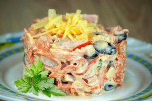 Теплий салат з куркою та морквою по-корейськи