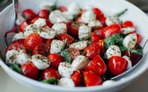 салат з чері і моцарелками