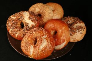 бейгли і цільнозернові булочки
