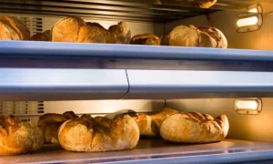 Хліб у професійній пекарській печі під час випікання