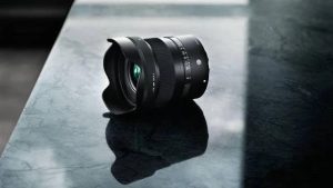 Об'єктив Sigma 15mm f1.4 DC Contemporary на столі